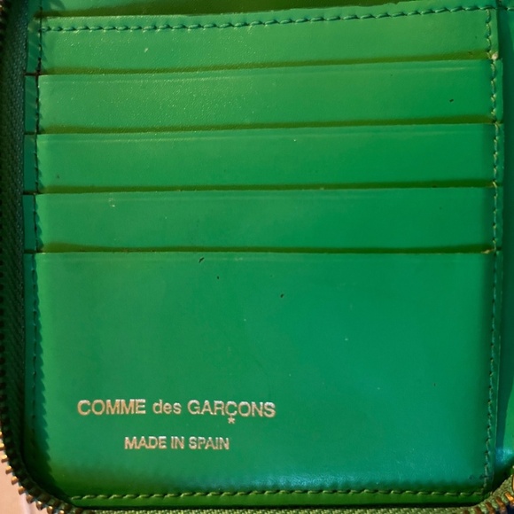 COMME des GARÇONS — Clover-Embossed Zip-Around Wallet | Green Leather - Picture 2 of 8